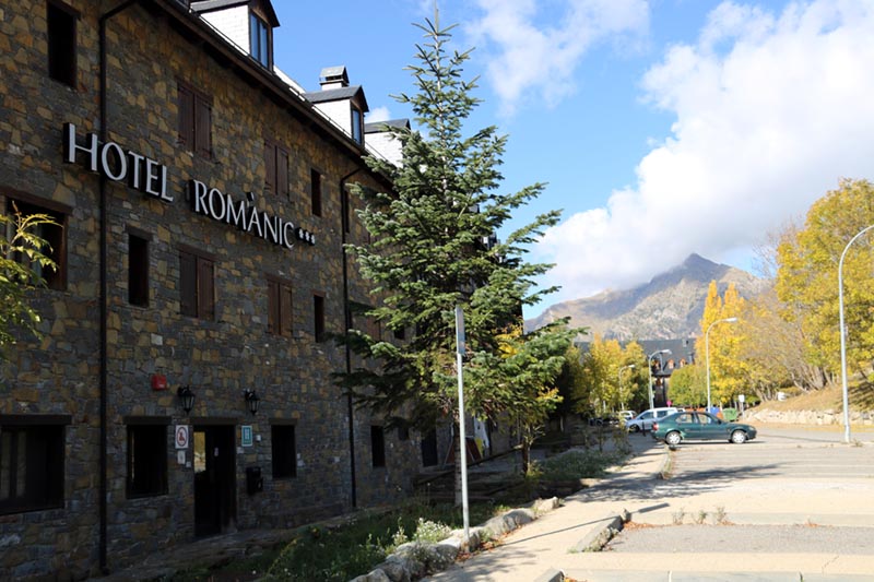 Pla general d'un dels hotels del Resort del Pla de l'Ermita, a l'Alta Ribagorça. Imatge del 30 d'octubre del 2019. (horitzontal)